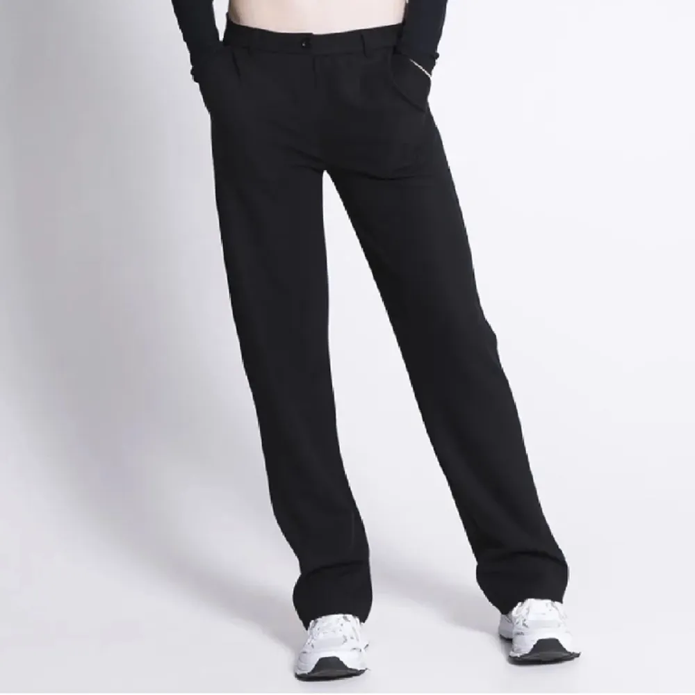 Lågmidjade kostymbyxor från lager, jättebra skick i storlek xs men passar s❤️. Jeans & Byxor.