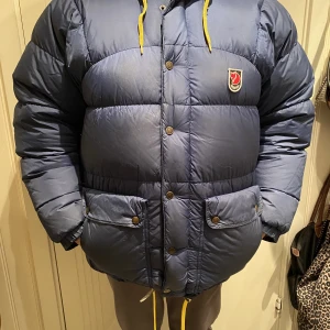 Fjällräven Expedition xxs  - Säljer en Fjällräven Expedition xxs. Det är den tjockare/ puffigare modellen. 