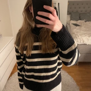Gina tricot stickad tröja - Säljer denna tröja från Gina Tricot, den har inga defekter och väl omhändertagen❤️