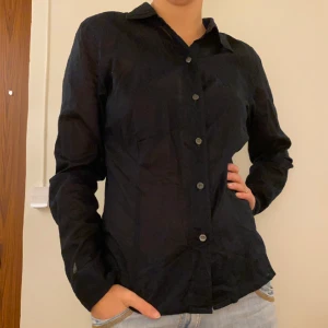 Ralph Lauren skjorta - Säljer denna jättefina, tunna bomullsskjortan från Ralph Lauren! Den är i supergott skick men kan behöva strykas🥰 nypris ca 1000 kr