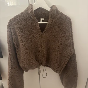 Teddyjacka - Oanvänd teddyjacka från Nelly i storlek M (skulle även passa S). Jackan är croppad och i en perfekt brun färg 🤍