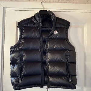 Moncler väst - Fungerande nfc Scan  Skick 10/10 Luva finns till. Storlek 1/S