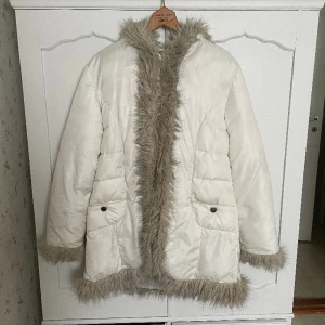 Vinterjacka - Säljer för att den tyvärr är för stor för mig. Man kan se några svaga missfärgningar runt fickorna som inte försvinner, annars fint skick.