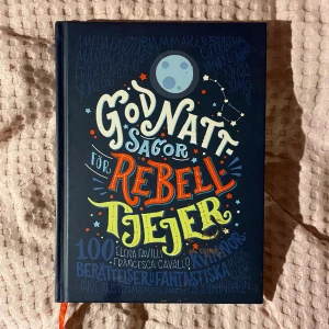 Godnatt sagor för rebelltjejer - Säljer denna fina bok!💕 Obs! Har gjort bockar på de berättelser jag läst (se bild) annars fint skick. Frakt tillkommer📦 