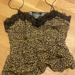 leopard linne med spets - köpte den från plick. bra skick och ings defekter