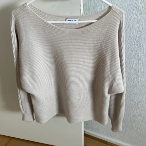Tröja från only - En över härlig tröja från only som jag säljer då jag har två liknande. 