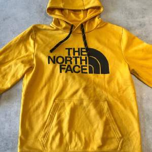 North face hoodie den är knappt använd jag använde den för nått år sen men den är inte riktigt min stil längre men den är jätteskön och har skönt material 