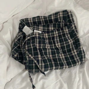 Pyjamasbyxor  - Ett par pyjamasbyxor från hm herr i l är inte så stora skulle säga m använd men som nya går att pruta💕