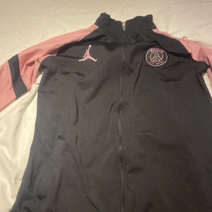 Psg tröja  - Jättefin pag kofta ska sälja eftersom den inte kommer alls till användning den har varit i min garderob i föera veckor nu o har inte andvänt den den är i jätte bra skick den är inte trasig någonstans.