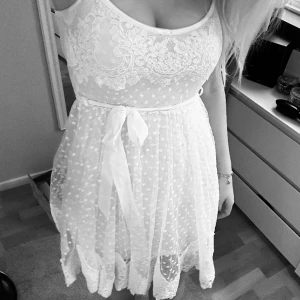 Ida Sjöstedt klänning  - Perfekt studentklänning, endast använd en gång så inga defekter. Är 172 lång och den passar s/xs då den är stretchig i matrialet. Man kan ta av bandet. Skriv om du undrar något eller vill ha någon mer bild! Priset kan tänkas sänkas lite vid snabb affär💗💗