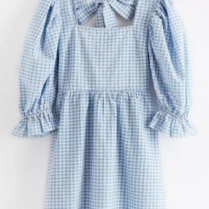 Ljusblå sommarklänning  - Gingham klänning med puffärm ej använd då den inte är min stil. Nypris 500kr. Varan är slutsåld och går därför inte att köpa ny