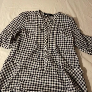 Klänning - Blårutig klänning storlek S❤️säljer för 40kr + frakt