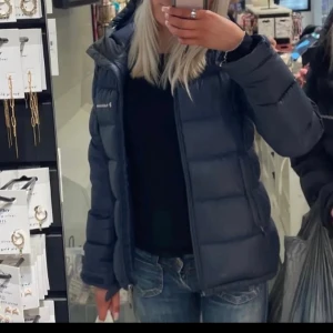 Peak performance frost down  - Säljer min superfina jacka från Peak Performance i modellen frost down, som passar perfekt nu till vintern. Den har två små hål annars är den bra skick 💞