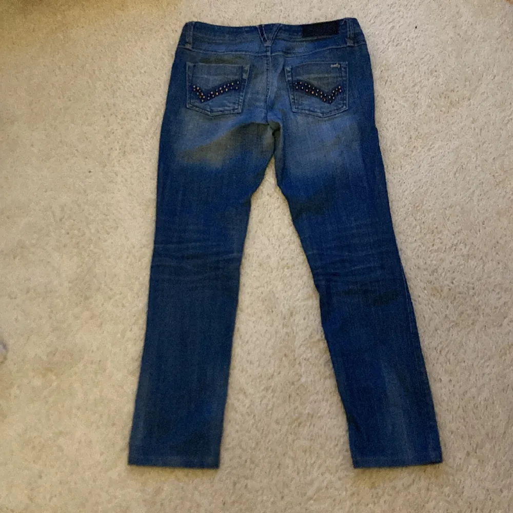 säljer dessa jeans då de var förstora. Jag köpte de för 200 kr men säljer de för 150, eftersom att de knappt är andvända.. Jeans & Byxor.