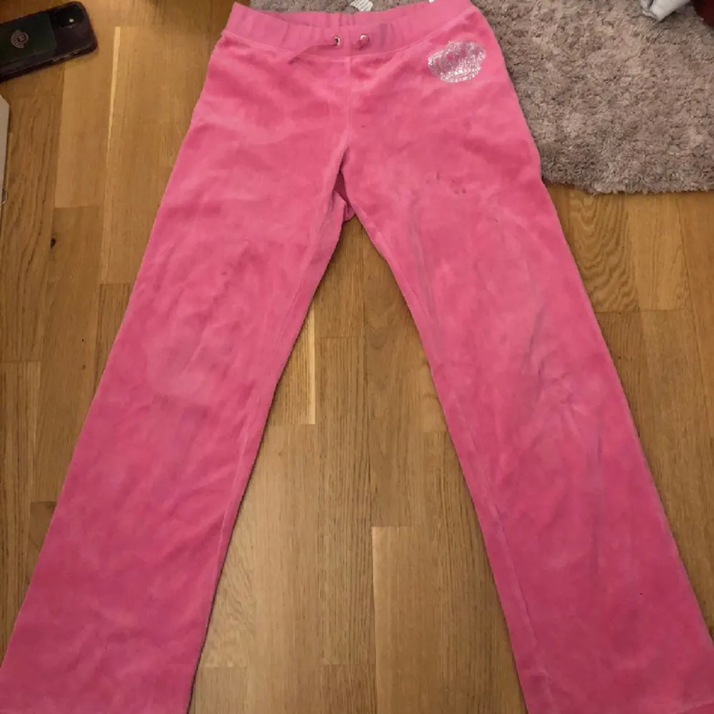 Jätte snygga gamla rosa juicy couture byxor. Köpta på vinted och använda en gång av mig. Lite fläckiga som man ser på bilden men det syns inte om man inte tänker på det. Så coola detaljer och så snygga, uppsprätta där nere💕snabbt köp-diskutera pris . Jeans & Byxor.