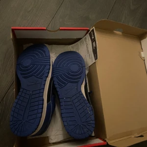 Nike dunk low  - Säljer ny mina schyssta Nike dunks low cobalt blue! Skick 7/10!! Har du några funderingar eller frågor kom privat! Mvh Viggo!