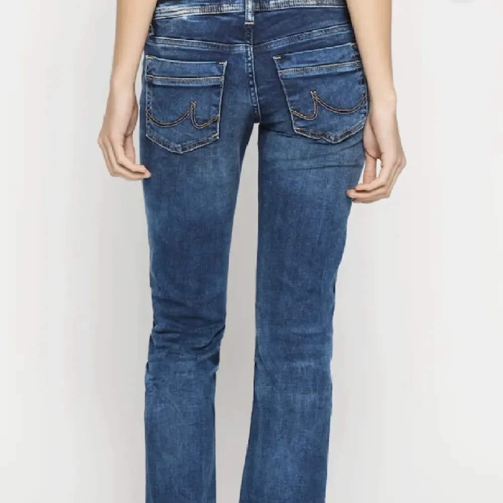 Sjukt snygga jeans, perfekt nu till vintern/våren😇 strech materiel så kommer passa lite större storlekar och lite mindre 💕💕. Jeans & Byxor.