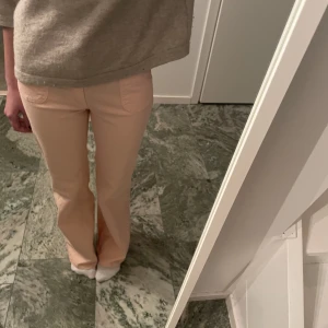 Jeans - Jättecoola rosa jeans (färgen ser lite orange ut på bilden men är rosa i verkligheten). Utsvängda i storlek 26.💕