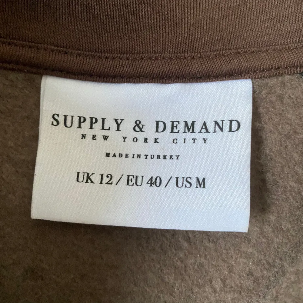 Hej!  Säljer en tröja i retrostil av märket supply and demand.   Storlek: M  Längd: 66cm  Pit to pit: 69cm  Pris: 149kr    Kolla gärna in mina andra annonser 🙌. Hoodies.