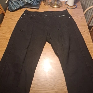 Sweet sktbs baggy jeans - Par baggy jeans från sweet sktbs i big skate modellen. Mattsvart färg och hål för vintage looken. Medium sitter som 32 32