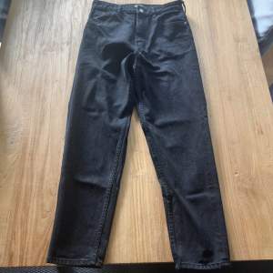 Svarta jeans från zara, använda ett fåtal gånger💗