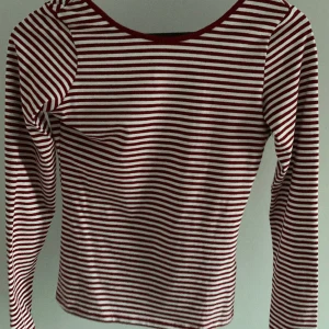 Tröja  - Randig tröja med öppen rygg❤️  Aldrig använd & köpt för 99, men säljer för 59✨ I strl xs men funkar även som S