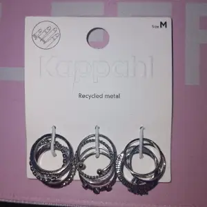Ett pack ringar från KappAhl Endast provade  Storlek M/18