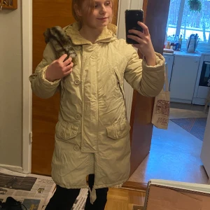 Beige vinterjacka S - En riktigt gosig kvalitetsjacka från Epure🥰 Funkar lika bra på shoppingrunda som polarexpediton!❄️ Har tyvärr lite fläckar på framsidan och slitage i ärmarna. Avtagbar päls i kragen. Jag är 158cm som ref💛Priset kan diskuteras vid snabb och smidig affär!