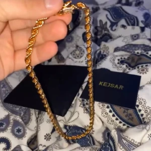 (EJ PRUTBAR‼️) 18K Guldpläterad Cordell halsband 6mm (55 gram) med (CZ) diamanter  - (Byter ej!!! Säljer bara) ( ej prutbar!!!)  Köpt från kejsar.se i slutet av oktober så är i ny skick fortfarande, köpt för 1999kr  Säljer för 500kr då jag bara vill bli av med den👍Frakt står köparen för, kejsar väskan smycket kom i medföljer!