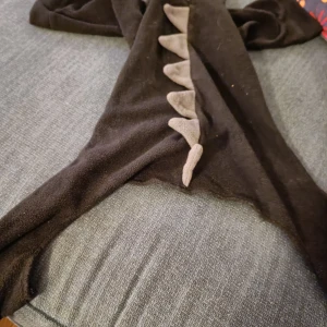 Cool svart hund overall  - Ca 45cm i ryggmått. Framben ca 27cm, bakben ca 30cm. Aldrig använd men har blivit tvättad. Fleece.