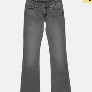 Gråa lågmidjade jeans ifrån junkyard💓 dem är helt nya med prislapp men dem va tyvärr för stora💓 Midjemåttet: 79cm