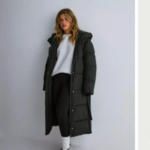 Long puffer jacket  - Säljer den populära jackan som på bild för 799kr då den är för stor.  Endast testad, tags och tillhörande påse finns kvar.
