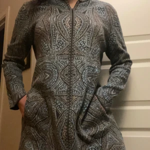 Sweaterdress - Mjuk och bekväm, från Svensk Hemslöjd. Kofta med zip men går ner till knäna, så den kan användas som en klänning. Varm, mjuk, i gott skick. Passar ganska löst för att vara 44 - kan passa upp till XL. Frakt ingår!
