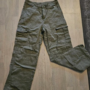 Cargo jeans - Khaki färgade. Normal i storlek. Bra skick.