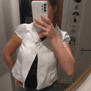 Vit blus - Gullig vit blus passar till olika tillfällen!