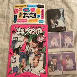 Straykids - Hej säljer detta skz album för 75kr allt som är med på bilden följer med! Nytt skick. Köparen står för frakten som är 43kr