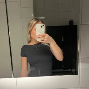 Tshirt med öppen rygg  - Säljer nu denna super trendiga T-shirten med öppen rygg från Gina Tricot. Använd en gång och inte fått användning av den sen dess! ⭐️💘