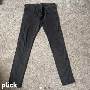 Replay jeans - Ett par riktigt snygga och stiliga jeans. Eftertraktat märke och i väldigt bra skick. Inga defekter. Slim jeans.
