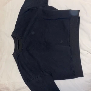 Sweatshirt  - Säljer en svart sweatshirt från lager 157. Är i storlek M och har en fläck på sig. Modellen är lite croppad. OBS: köparen står för frakten. (Annonsen finns ute på fler sidor.)