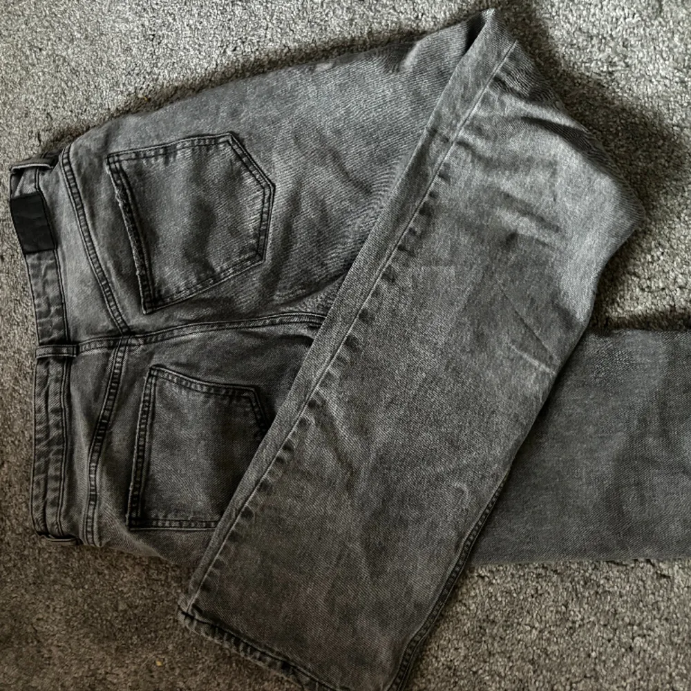 Säljer nu mina jättefina grå jeans från Gina tricot i storlek 38. Jag har vanligtvis 36 men de sitter bra på mog. Dem är i bra skick och säljer då dem inte kommer t andväning. . Jeans & Byxor.