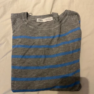 Randig tröja - Säljer min blå & grå randiga tröja från Zara🩷 Använd 1 gång. 