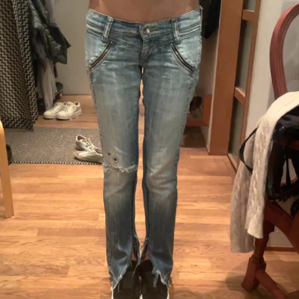 as coola miss sixty jeans med unika detaljer❣️. Jeans & Byxor.