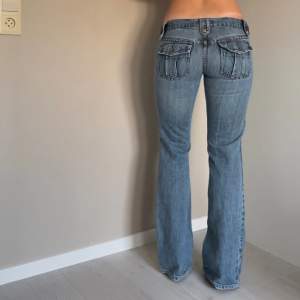 Superfina Lågmidjade Armani jeans med bootcut! Midjemåttet är 72 och innerbenslängden är 78