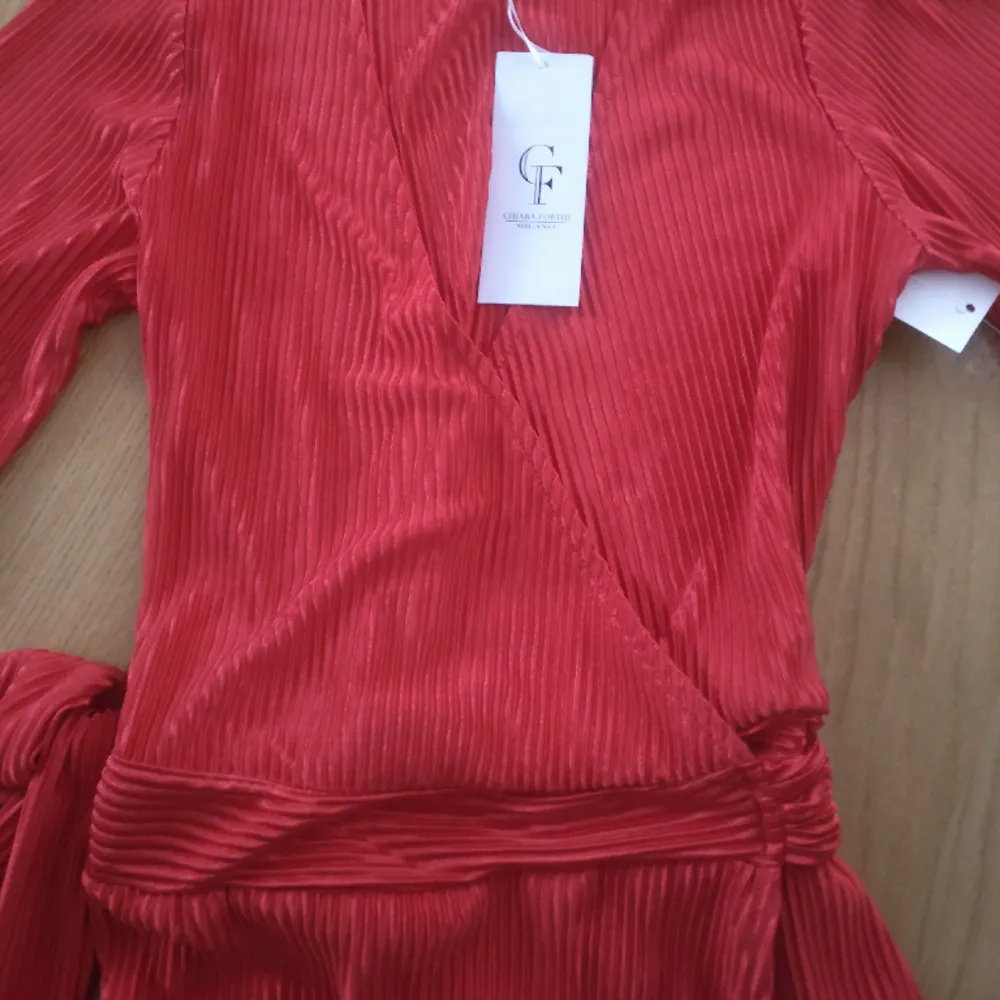 Jättefin röd  omlottklänning från Chiara Forthi. Lapparna kvar då den var lite för trång över bröstet för mig. . Klänningar.