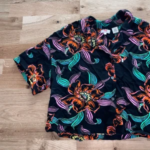Blommig Levi’s skjorta - Jättefin skjorta från Levi’s som tyvärr inte kommer till användning längre. Size L, har använt den som oversized då jag är size S 🥰