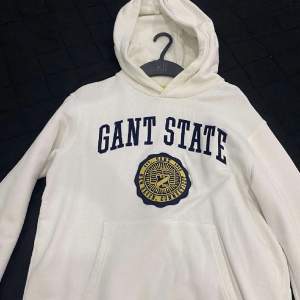 Gant hoodie, i ny skick, knappt använd, köpt för 500kr. 