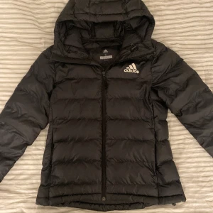 Jacka - Säljer min supersnygga Adidas jacka i storlek S. Den är köpt för två vintrar sedan men kommer tyvärr inte till användning därav säljer jag den. Sparsamt använd och inga defekter. Pris kan ändras vid snabbt köp! Hör av er vid fler frågor💞