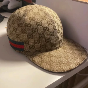 Gucci keps  - Den är fortfarande i gott skick, säljer alla mina kepsar då jag känner mig klar med stilen
