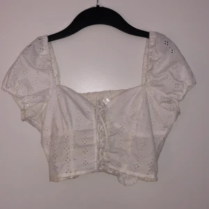 Spets topp - -Spets topp i vitt. - stretchiga material vid ryggen  - använd ungefär 2 gånger