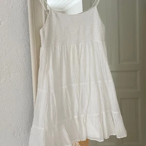 Volang klänning  - Vit volang klänning från zara, super mjuk och skön, slutsåld. Kontakta för fler bilder 